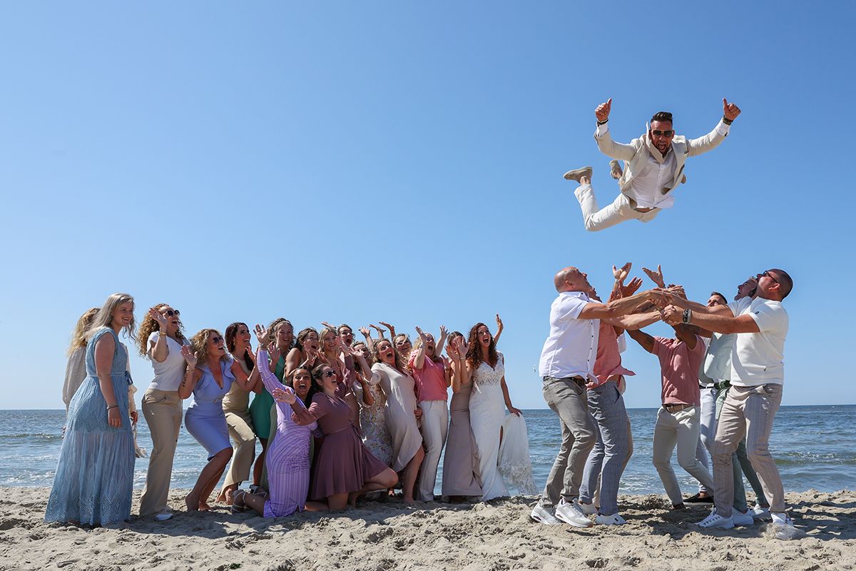 Spontane groepsfoto tijdens trouwen op Texel - spontane trouwfotograaf Texel