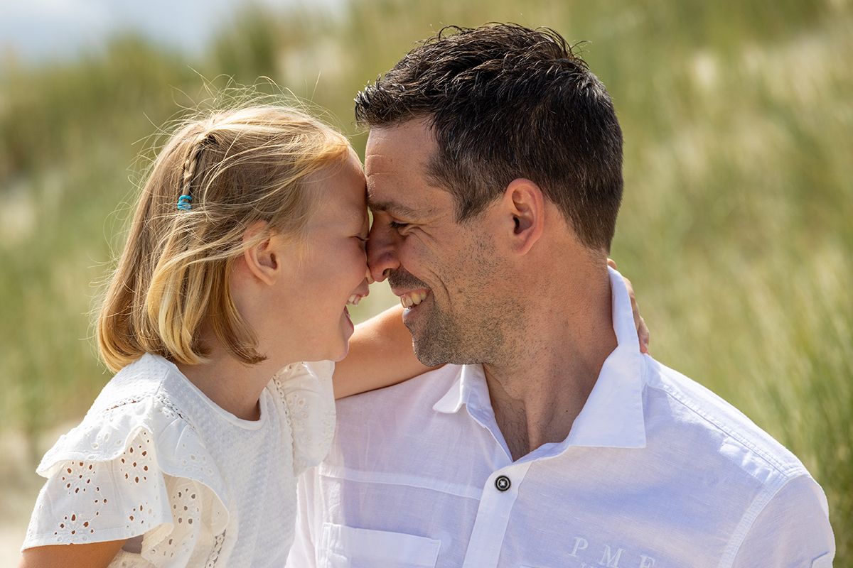 Gezinsfotoshoot op het strand van Texel, onderonsje met papa