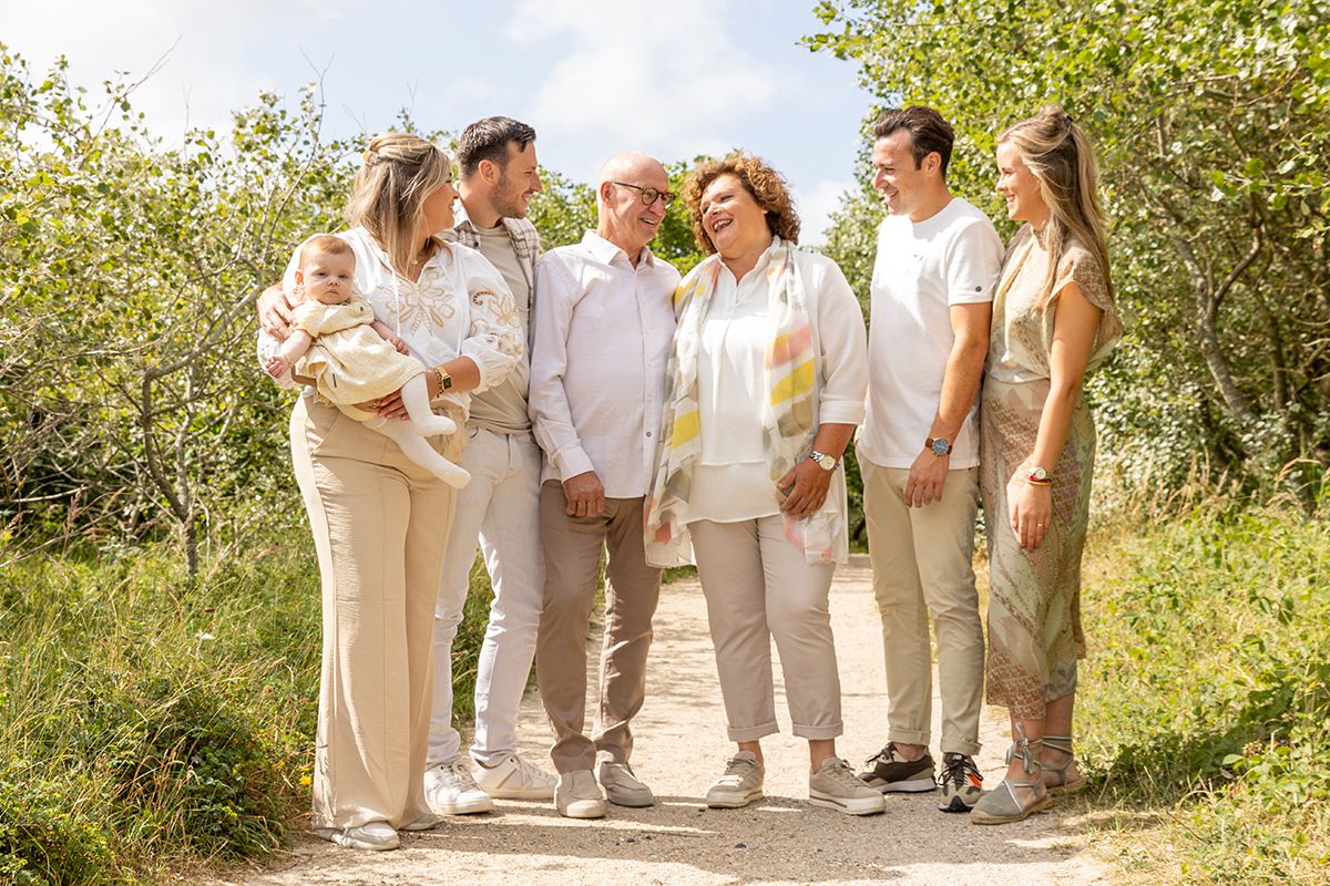 Familiefotoshoot in bos op Texel - Foto Sanne