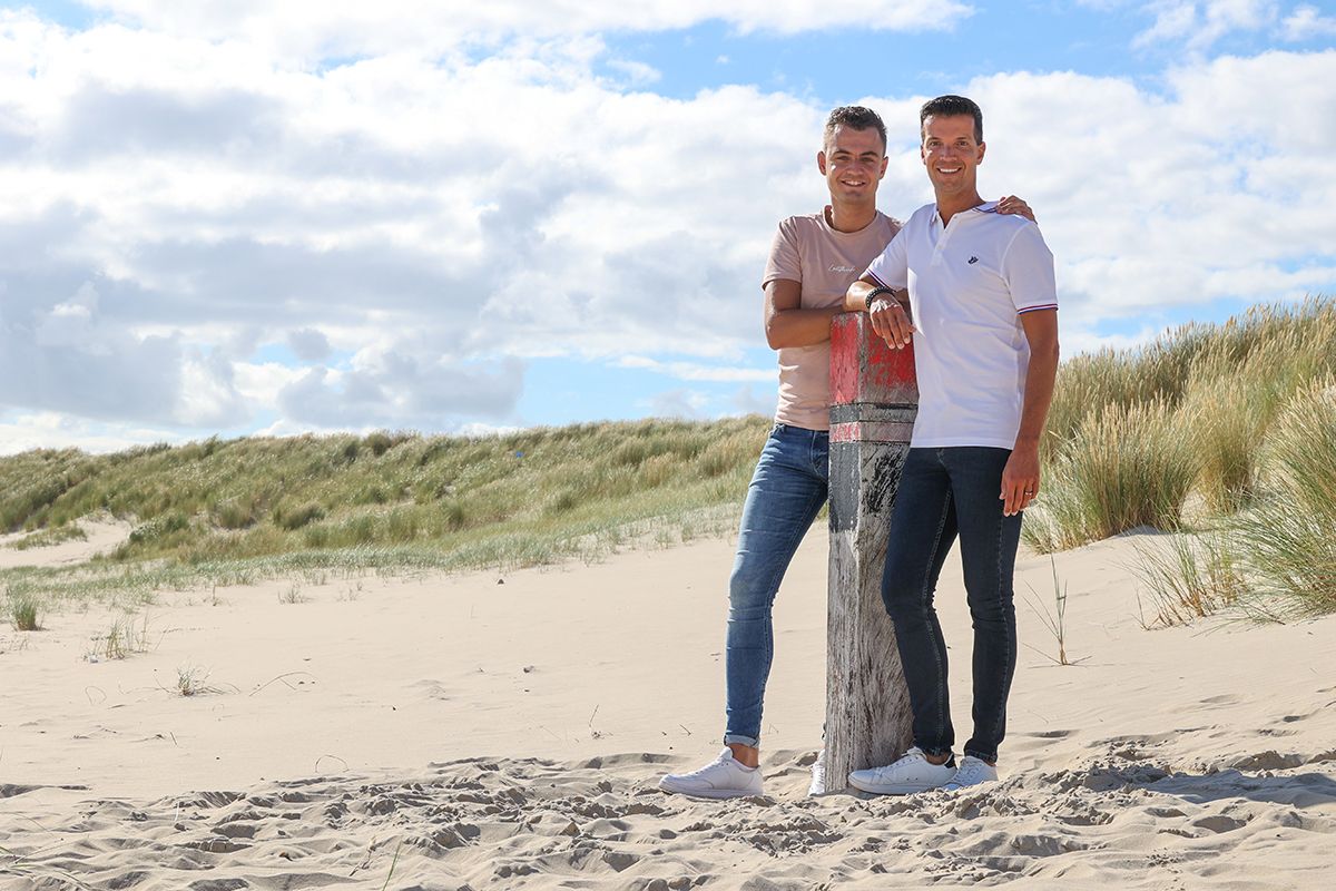 Loveshoot op strand bij meerpaal  van Texel