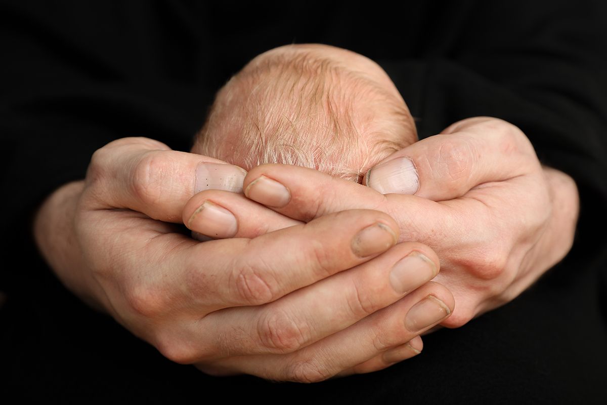 Newborn fotograaf op texel, in de handen van papa