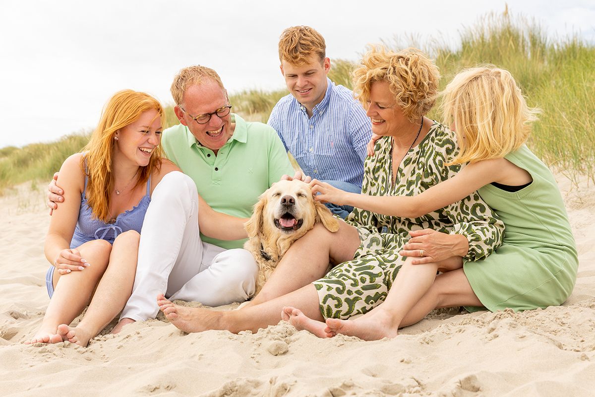 Hond op de foto tijdens familiefotoshoot - Foto Sanne