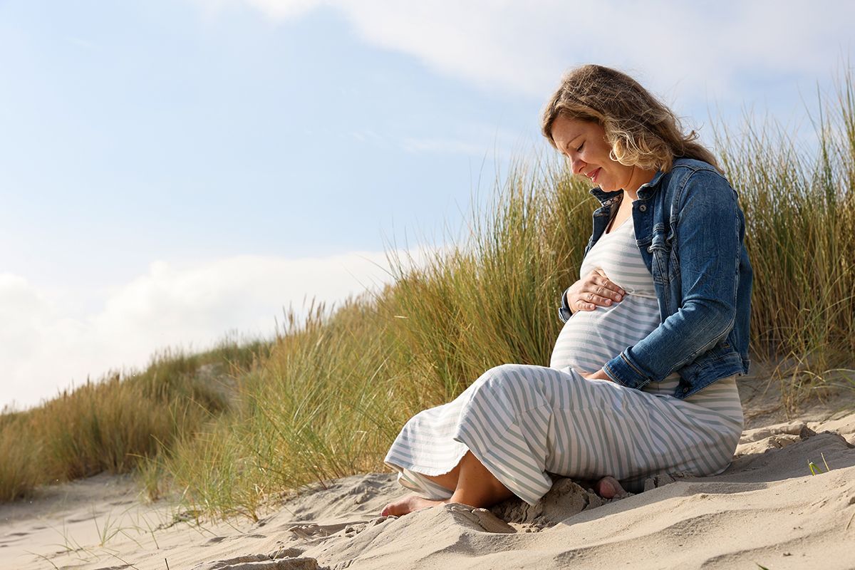 Zwangerschapsfotos inde duinen van Texel door Foto Sanne