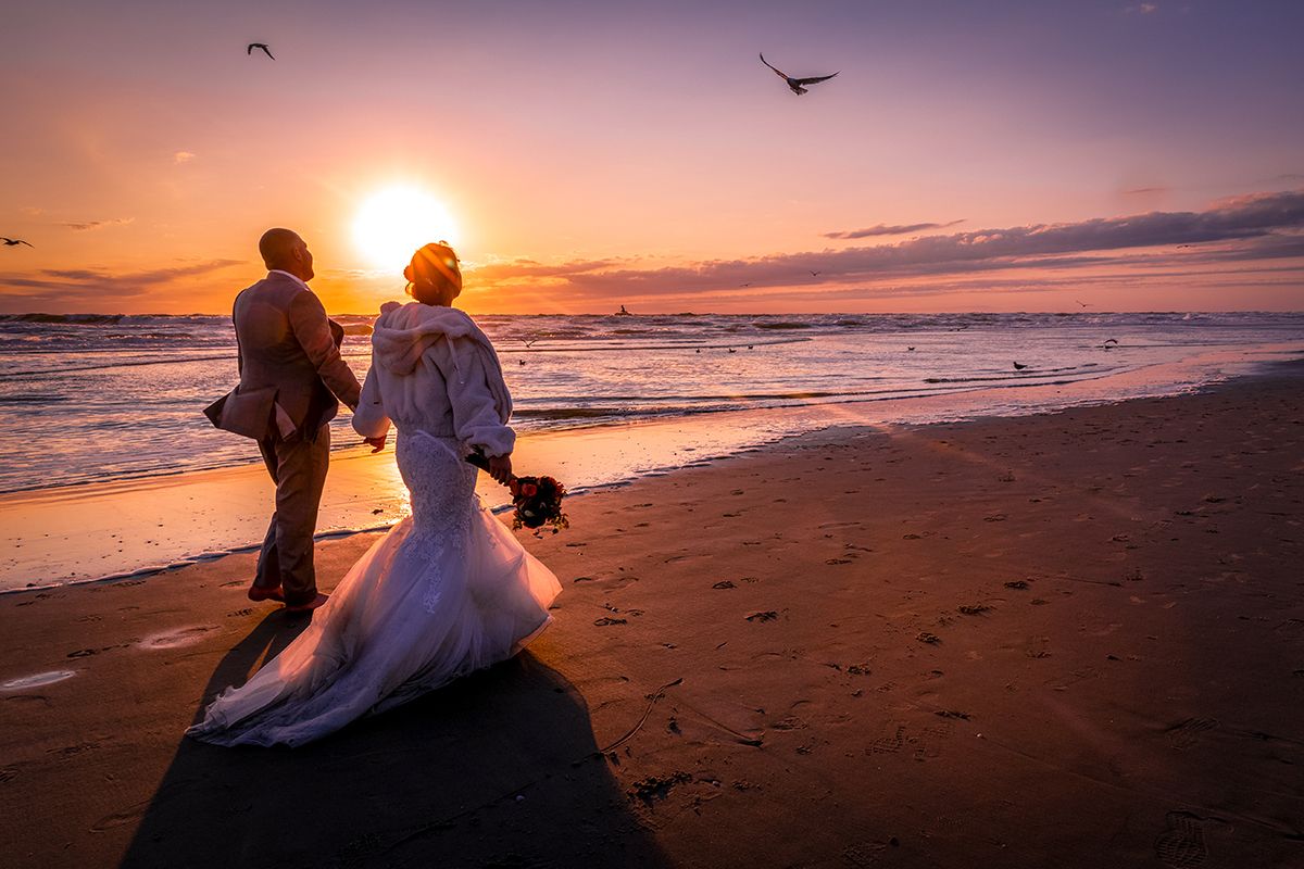 Trouwen op Texel, bruidspaar met zonsondergang op strand van Texel