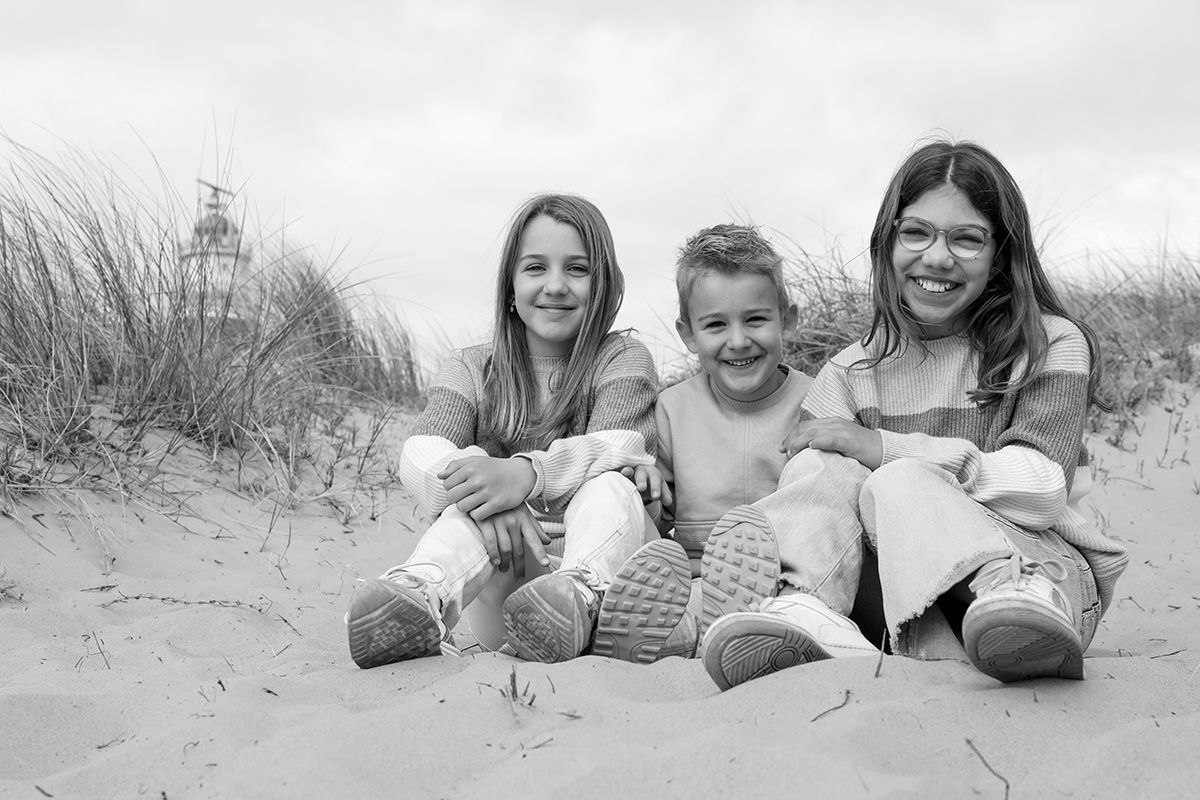 Zwart-wwit familiefoto op Texel bij de Vuurtoren op Texel