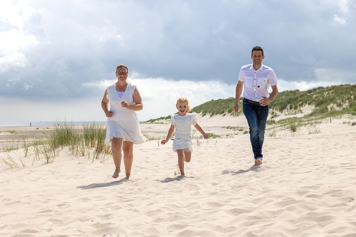Gezinsfotoshoot op het strand van Texel, spontane fotograaf Texel