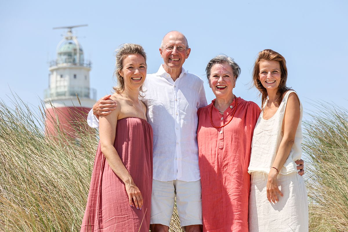 Gezinsfoto tijdens spontane familiefotoshoot op strand van Texel