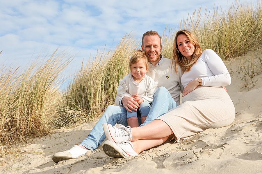 Zwangerschapsfoto met het gezin op Texel