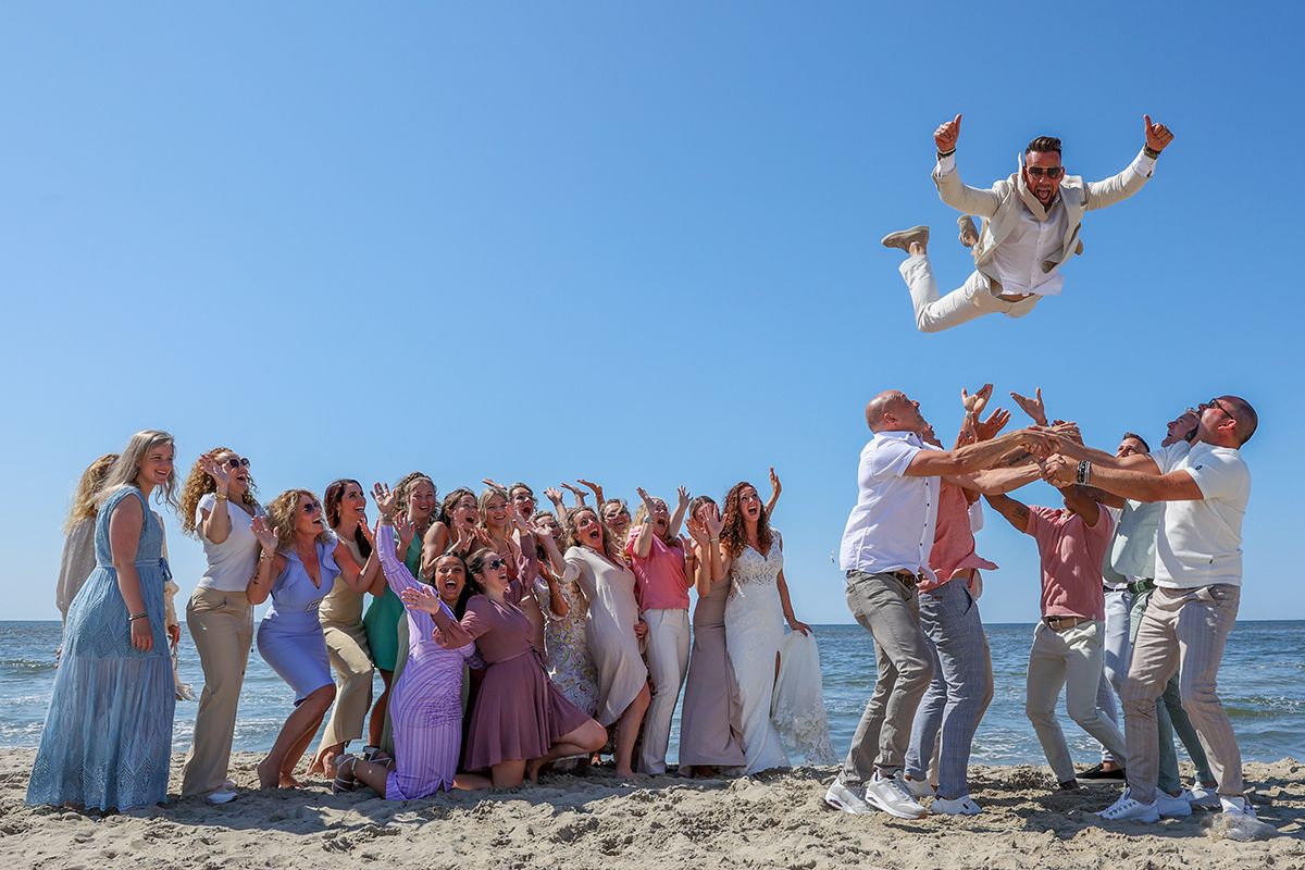 Spontane groepsfoto's, een van de dingen die Foto Sanne zo leuk vind om te maken tijdens Trouwen op Texel