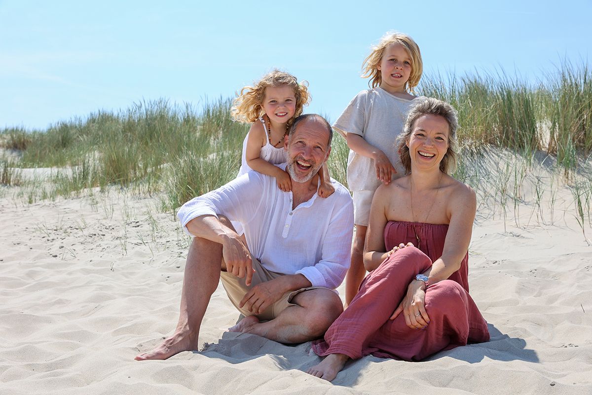 Spontane fotograaf op Texel  voor familiefotoshoot op strand van Texel
