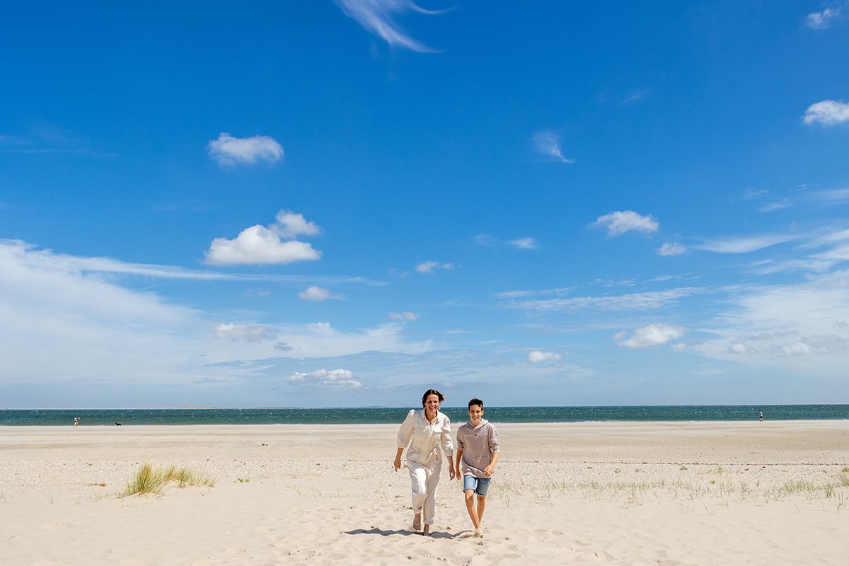 Gezinsfotoshoot op strand  door Fotograaf Texel