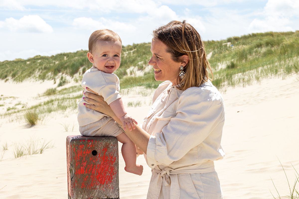 Familiefotoshoot op strand  door Fotograaf Texel