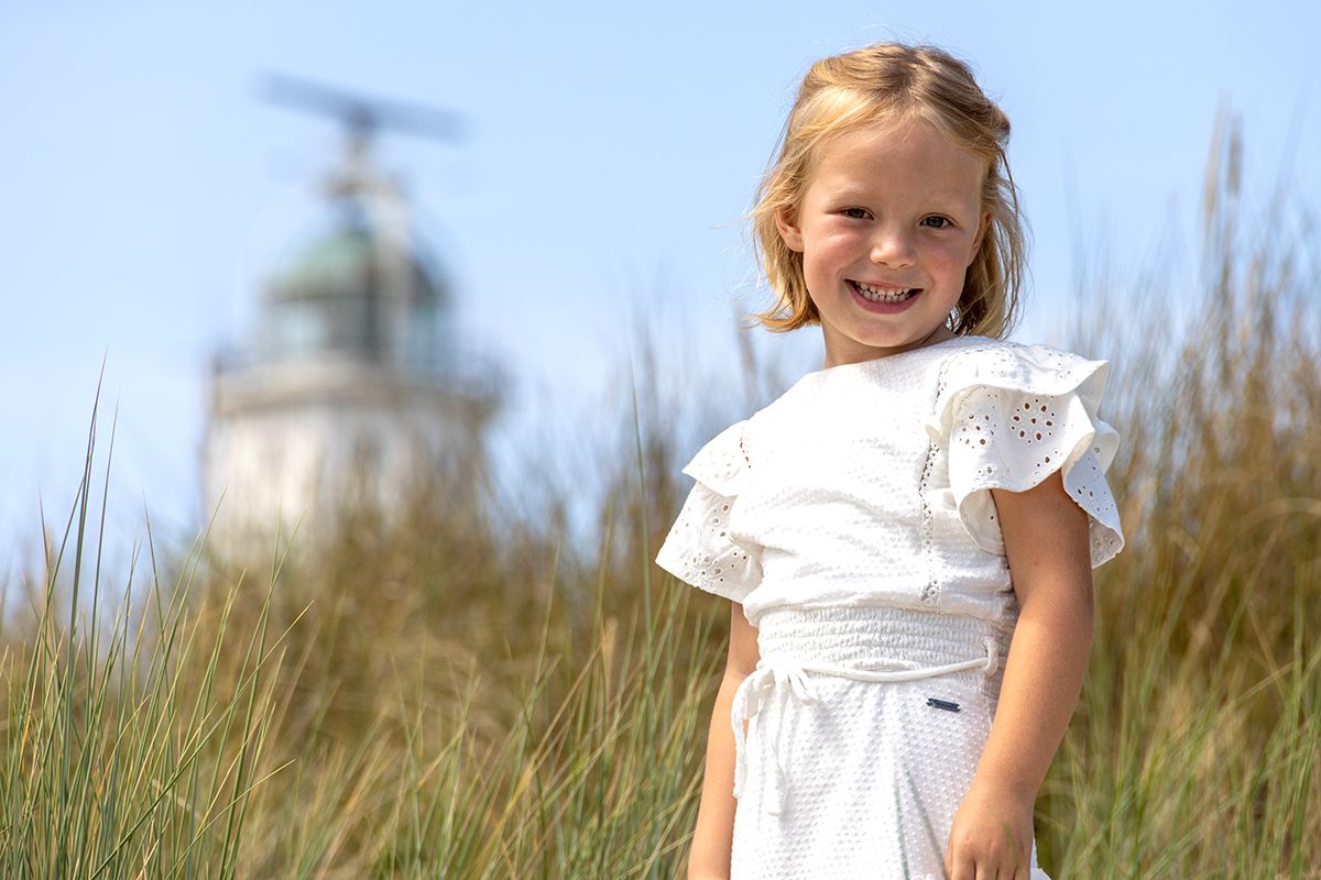 Gezinsfotoshoot op het strand van Texel, portret bij vuurtoren texel