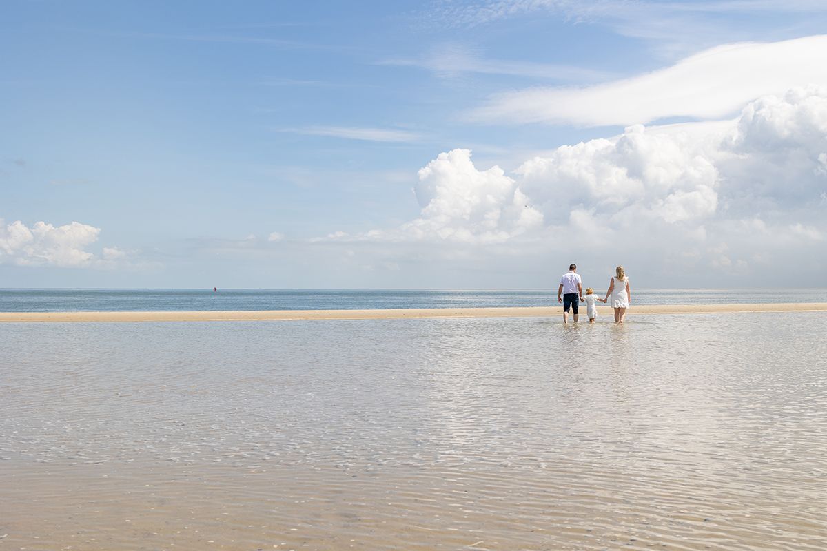 Gezinsfotoshoot op het strand van Texel met betoverende wolkenluchten