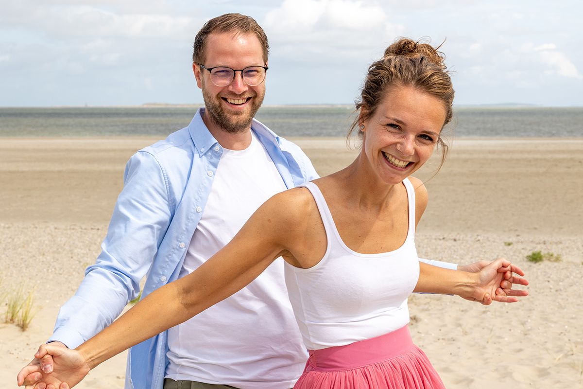 Spontane fotos tijdens loveshoot op strand van Texel