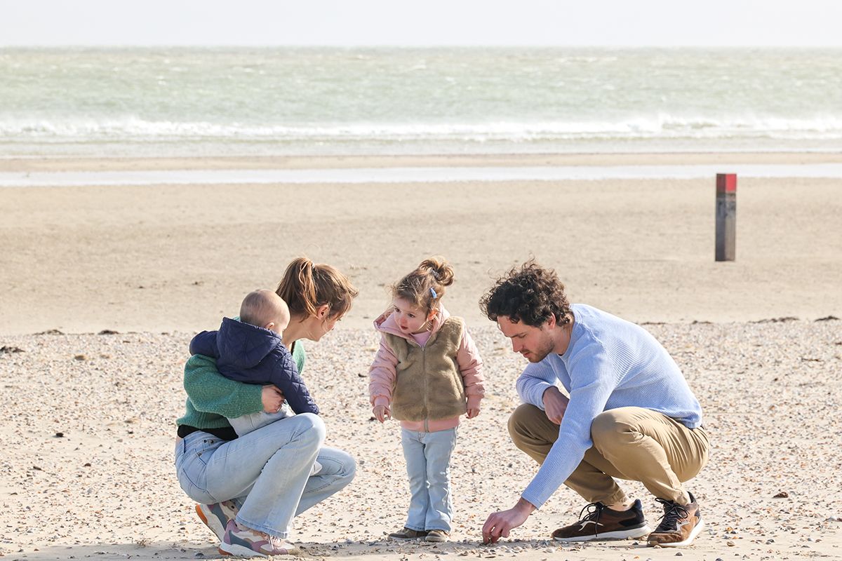 Prachtige familiefotos in de winter op Texel, schelpjes zoeken