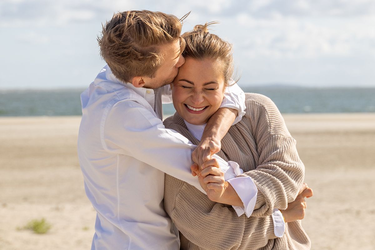 Loveshoot op strand van Texel - spontane fotograaf Texel