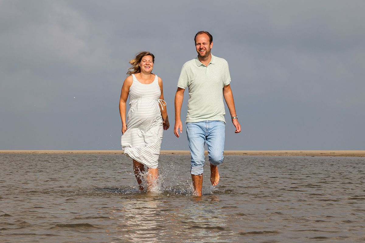 Babymoon op Texel met fotoshoot in zee