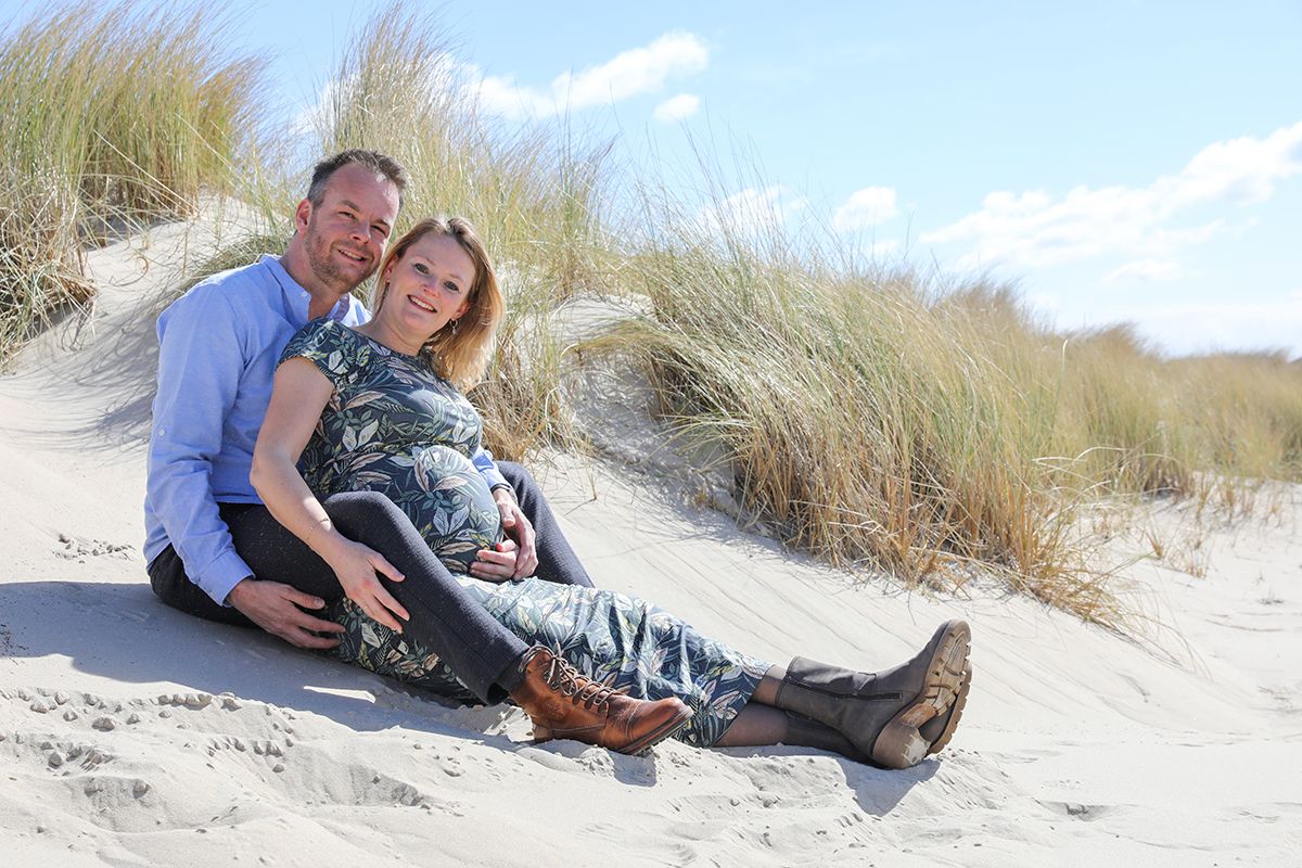 Zwangerschapsfotos in de duinen op Texel - Foto Sanne