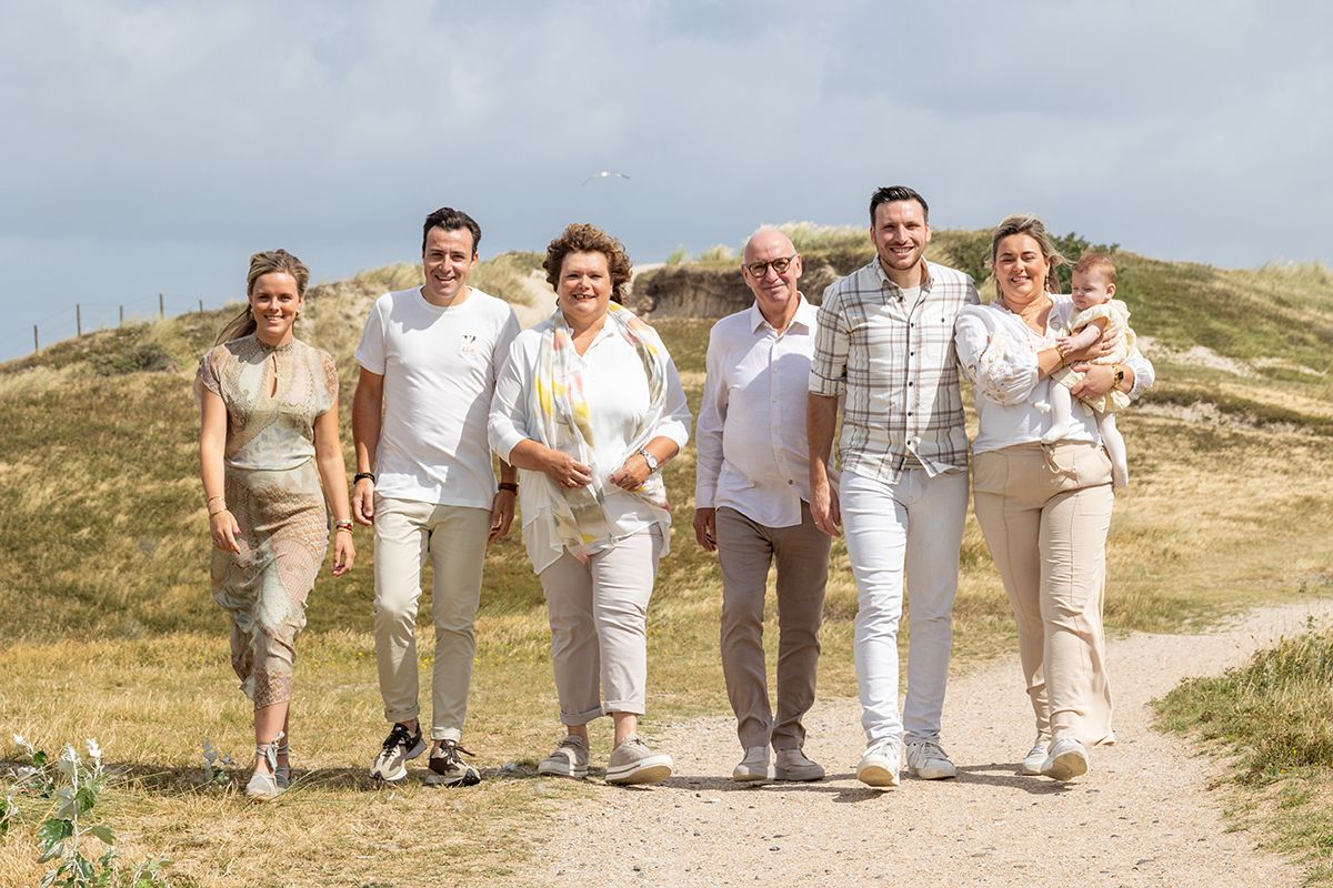 Familiefotoshoot met harde wind in de duinen  op Texel - Foto Sanne