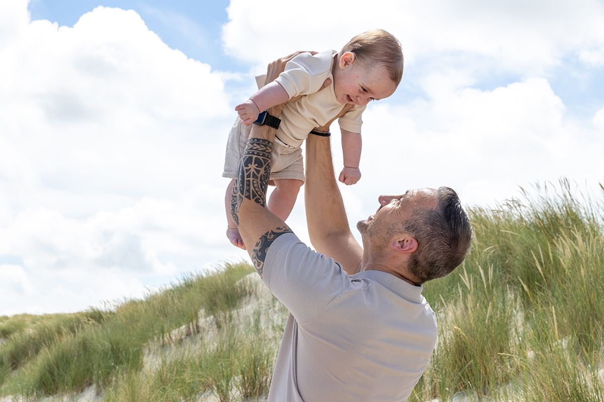 Samen met papa op de foto op strand  door Fotograaf Texel