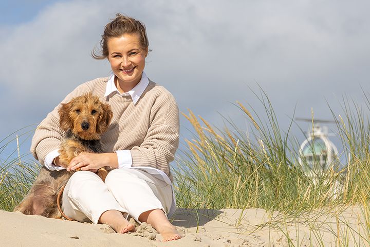 Hond op Texel bij de vuurtoren